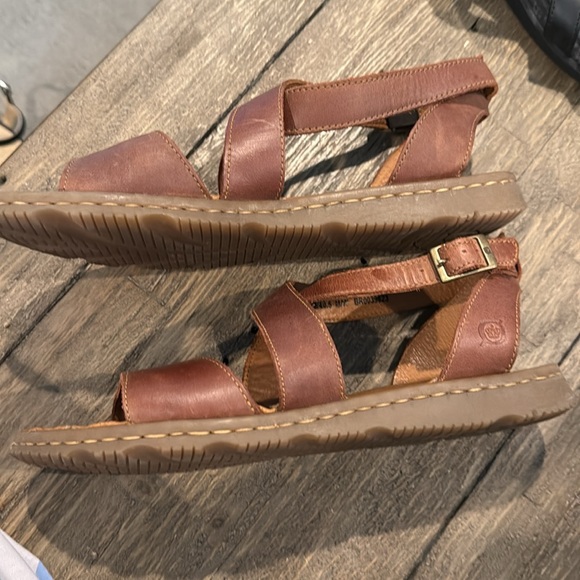 Born Women’s Sandals - two pairs one Black and one Brown - Picture 4 of 7